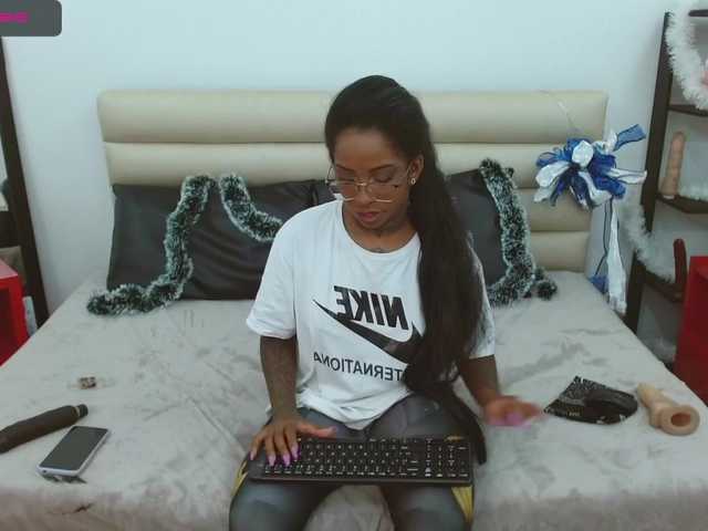 Live sex webcam photo for samantaafox #271707396