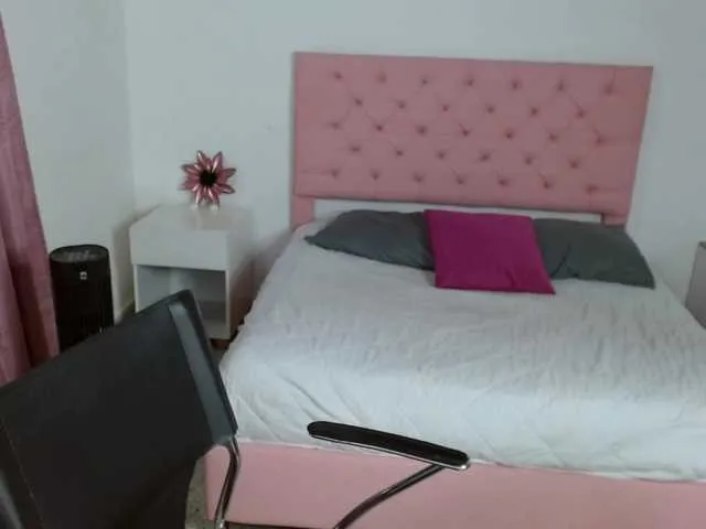 Live sex webcam photo for sara-mille #273437010