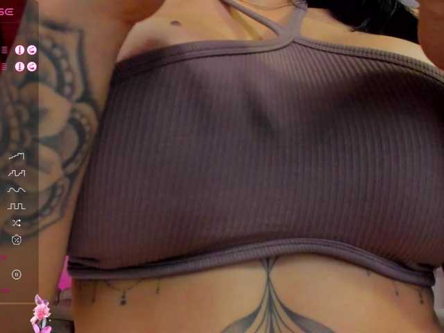 Live sex webcam photo for sarah-stonne #291787767