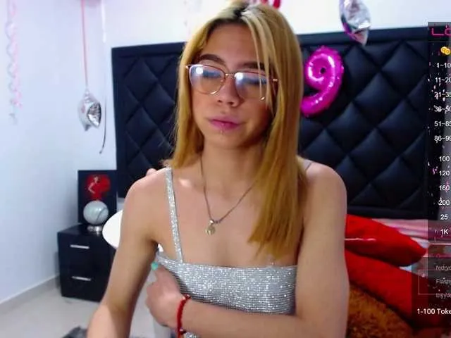 Live sex webcam photo for scarletleesex #274094301