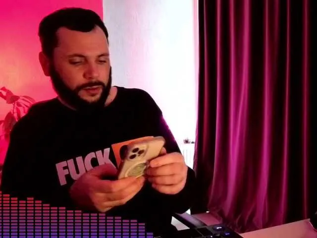 Live sex webcam photo for secretking #292306056