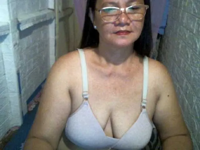 Live sex webcam photo for sexxyicee69 #274665680