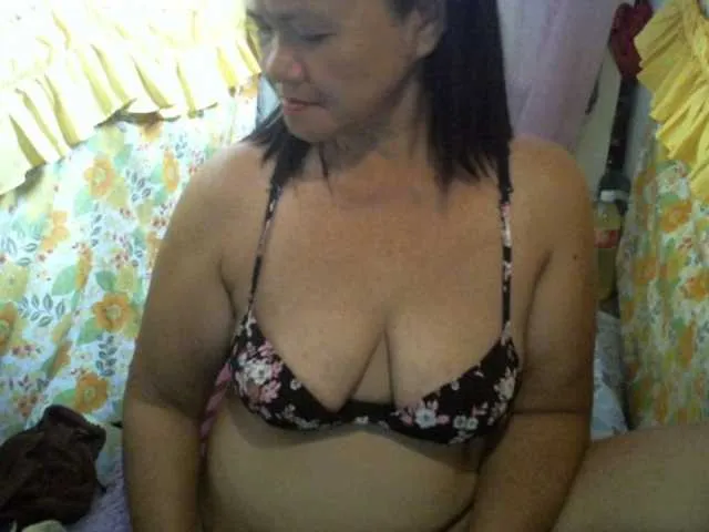 Live sex webcam photo for sexxyicee69 #275556213