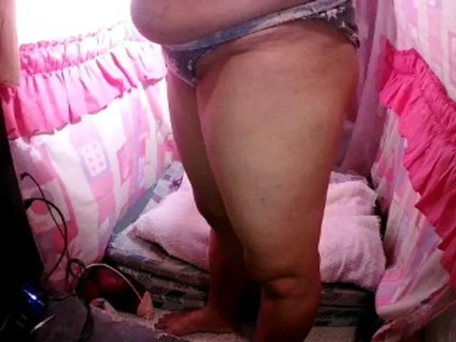 Live sex webcam photo for sexxyicee69 #276413730