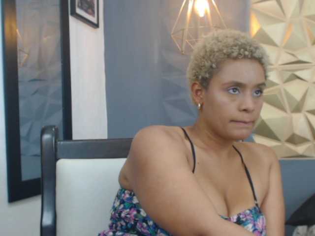 Live sex webcam photo for sexy-caramel6 #273538875