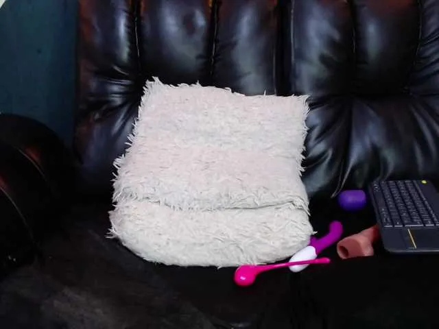 Live sex webcam photo for sexy-redgirl1 #290755499