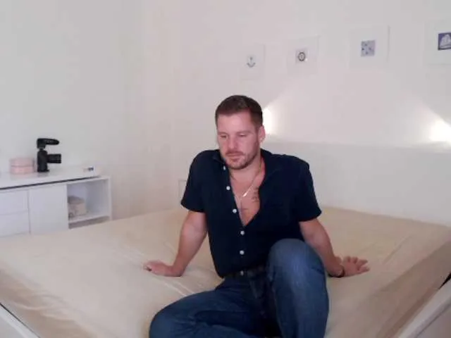 Live sex webcam photo for sexyandmarried #290183959