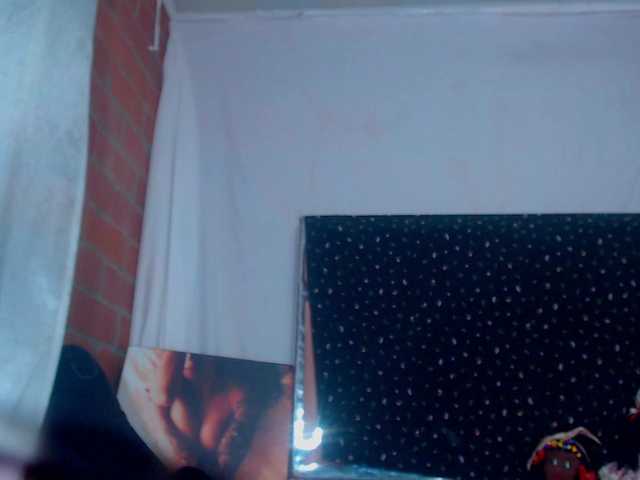 Live sex webcam photo for sexyslimcat #277534365