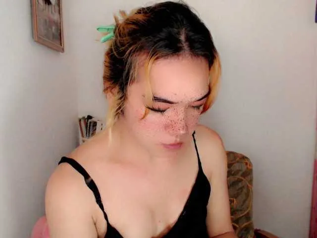 Live sex webcam photo for sexywildjenny
