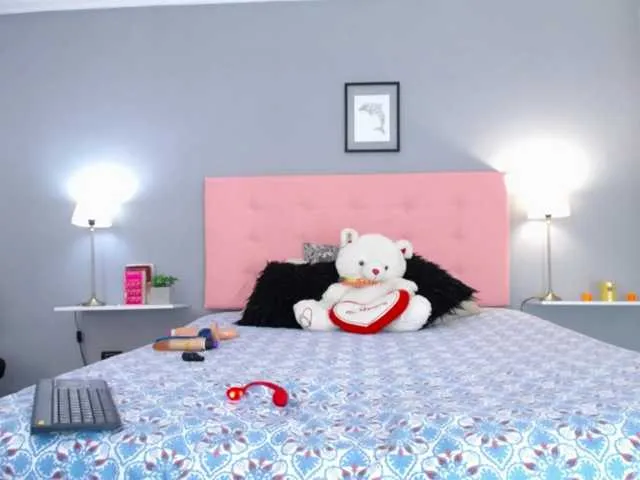 Live sex webcam photo for shantal20 #272898742