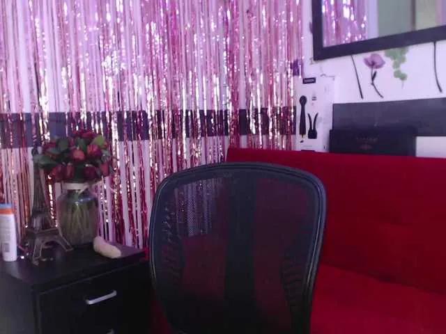Live sex webcam photo for shantallparis #275154620
