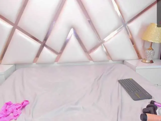 Live sex webcam photo for siennagray99 #276427909