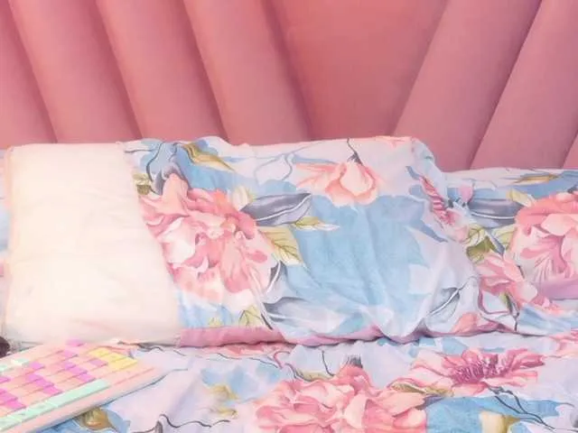 Live sex webcam photo for slutlittlegir #292407150