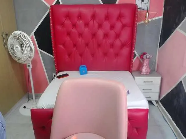 Live sex webcam photo for soffia-lov3 #291007641