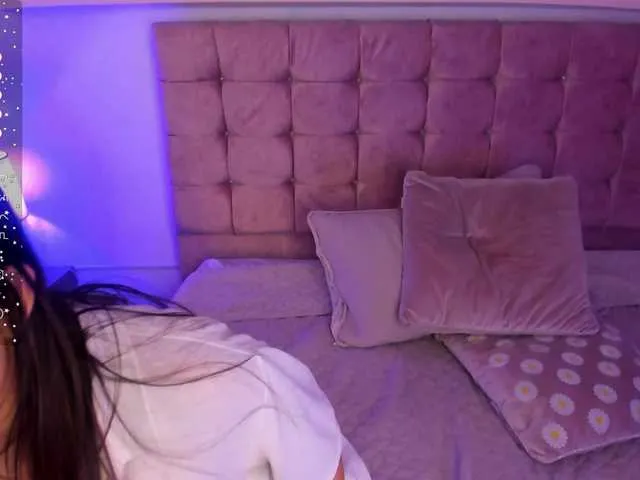 Live sex webcam photo for soffy-18 #277811591