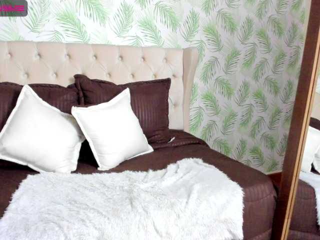 Live sex webcam photo for sophie18a #274975899