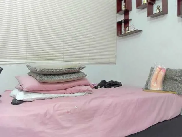 Live sex webcam photo for suggar-milf #272132534