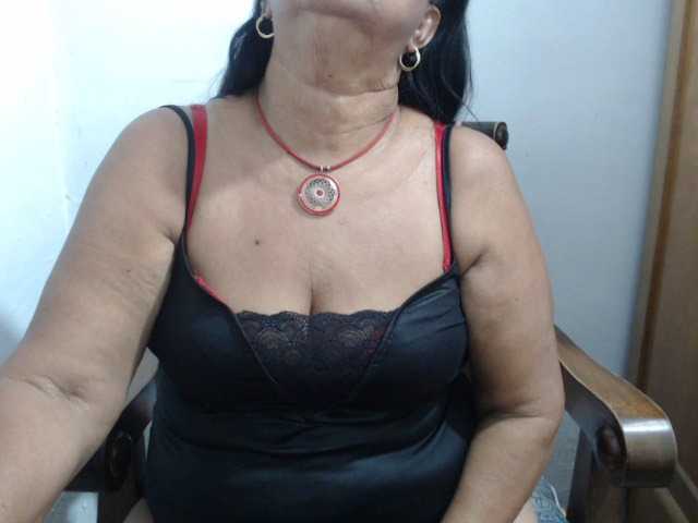 Live sex webcam photo for superMILF42 #272291848