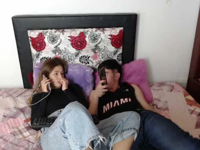 Live sex webcam photo for sweet-couple5 #272900979