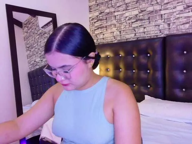Live sex webcam photo for sweet-dani18 #291670798