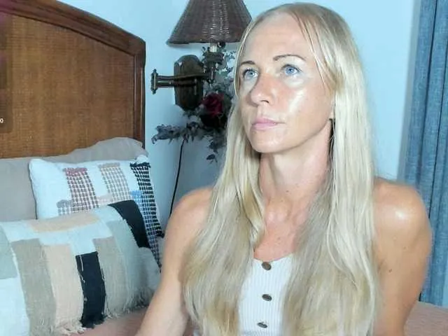 Live sex webcam photo for sweet-doll-20 #293674863