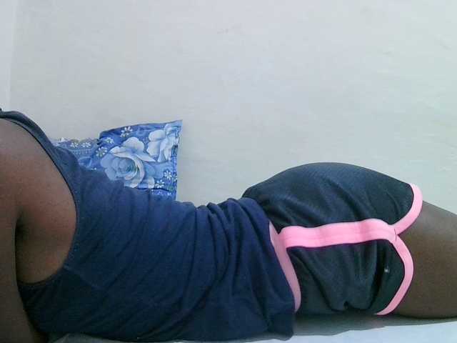 Live sex webcam photo for sweet-leylah #291372315