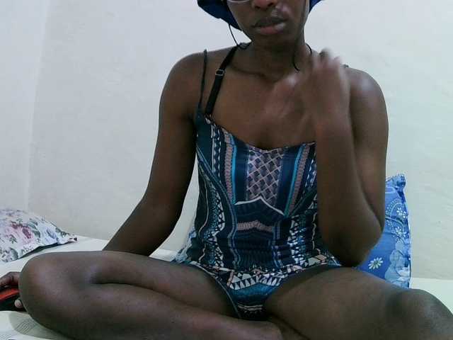 Live sex webcam photo for sweet-leylah #291442681