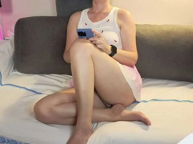 Live sex webcam photo for sweetdreams10 #293693142