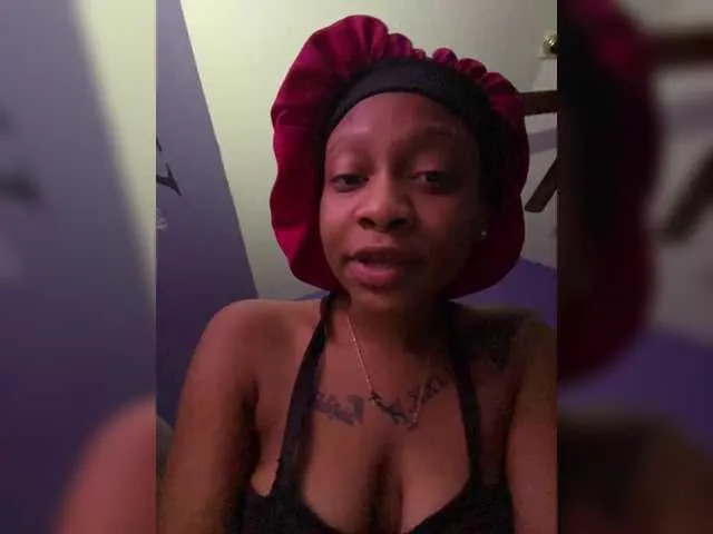 Live sex webcam photo for sweetdreams101 #290547207