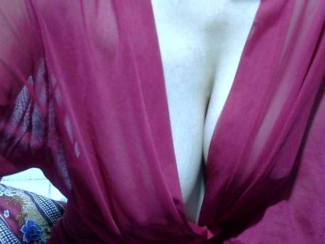 Live sex webcam photo for sweetmama17 #290940380