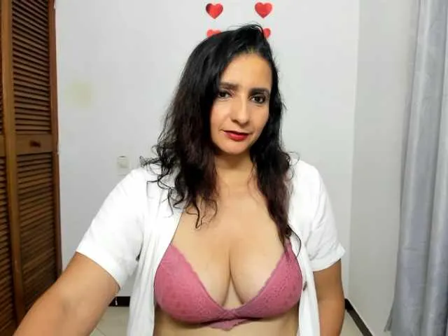 Live sex webcam photo for sweetsofia5 #293152524