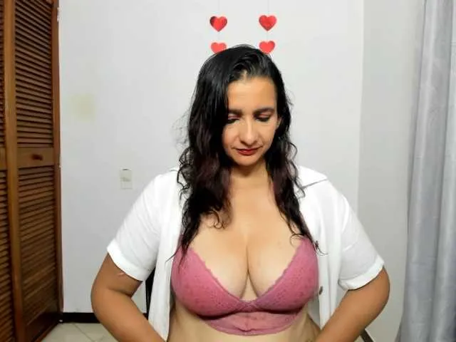 Live sex webcam photo for sweetsofia5 #293160605