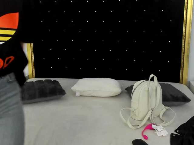 Live sex webcam photo for Theajoy #275486366