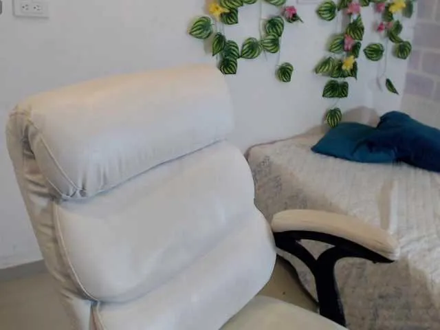 Live sex webcam photo for tiffany-69 #292177318