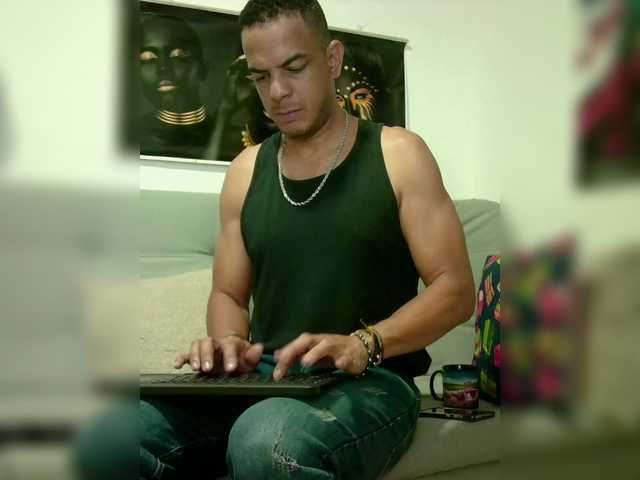 Live sex webcam photo for tomasvelez #276650203