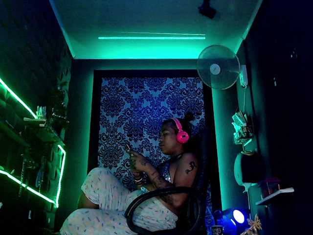 Live sex webcam photo for tsVIOLETT #276797937