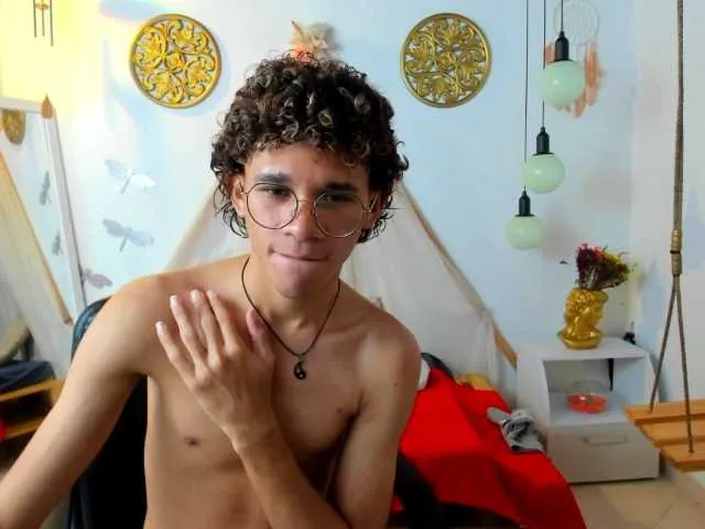 Live sex webcam photo for twinklatin1 #275553209