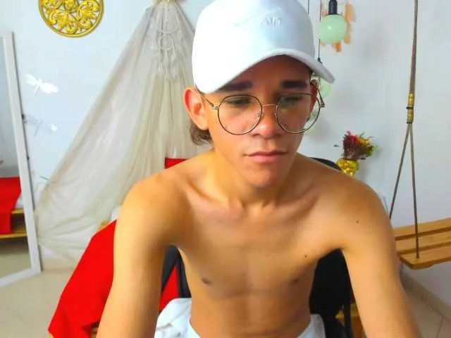 Live sex webcam photo for twinklatin1 #275663593
