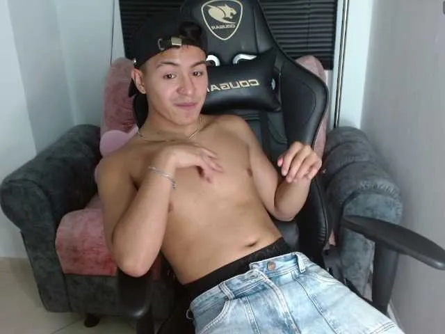 Live sex webcam photo for tyler-sans #288364644