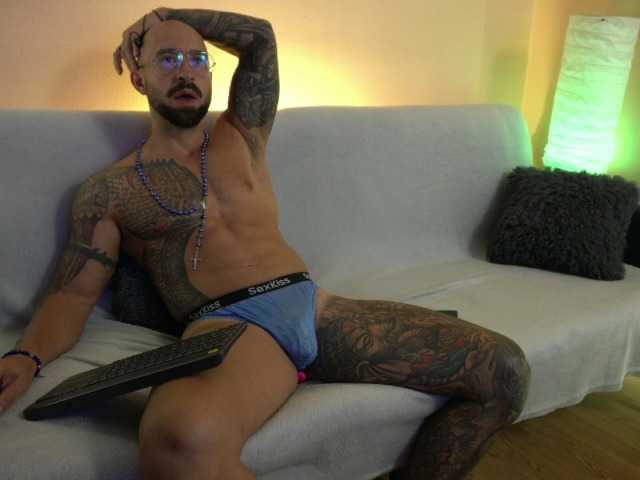 Live sex webcam photo for uncut-hugecock-stud #278161116