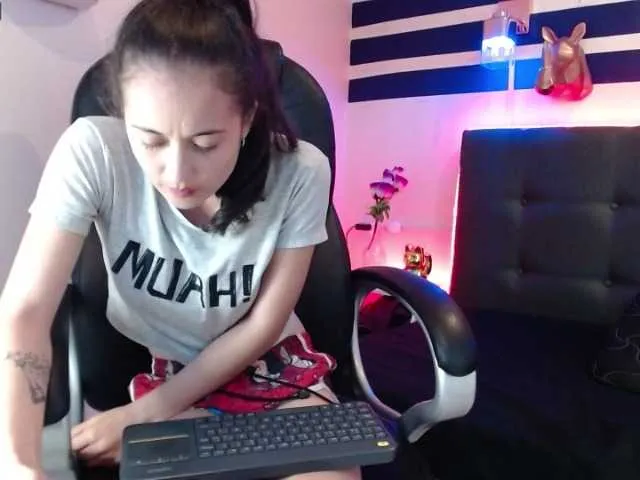 Live sex webcam photo for vicky-veg1 #272593763