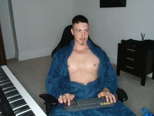 Live sex webcam photo for victoronly4u #275512220