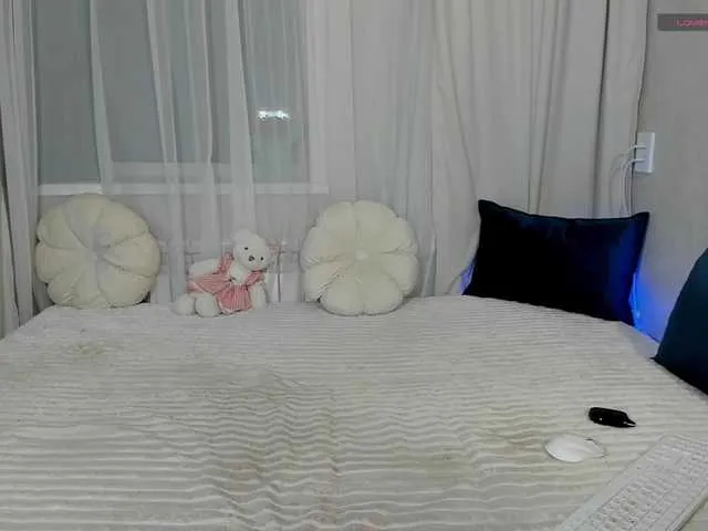 Live sex webcam photo for vikkkisue #291274449
