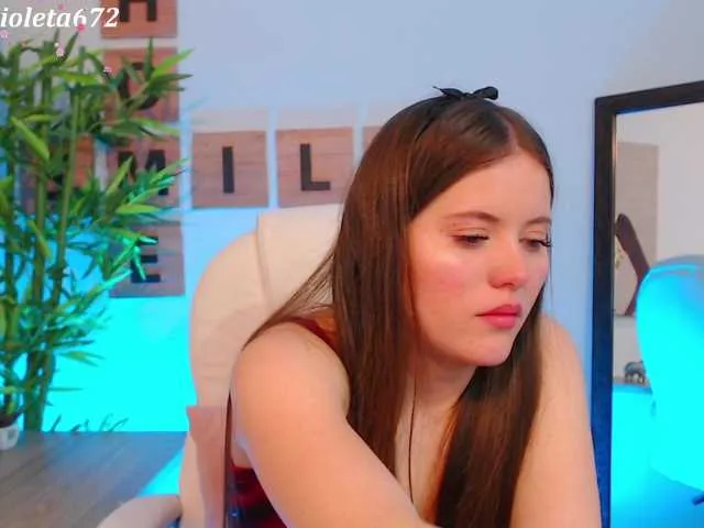 Live sex webcam photo for violet-03 #273679207