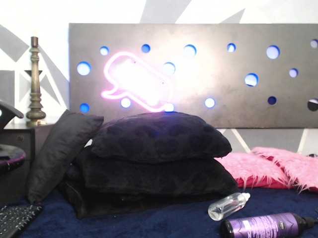 Live sex webcam photo for violettadam #272193707