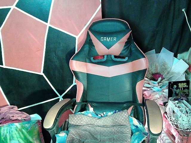 Live sex webcam photo for wildkimts #291333064