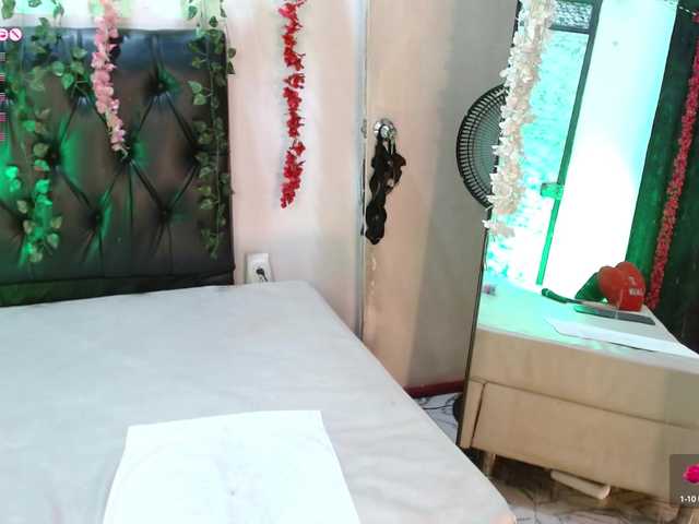 Live sex webcam photo for xcarlet1 #290639346