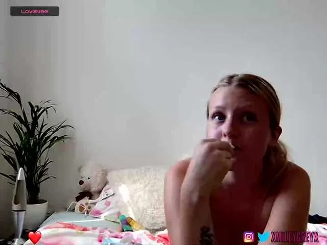 Live sex webcam photo for xmileygreyx #281836225