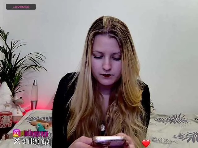 Live sex webcam photo for xmileygreyx #290135214