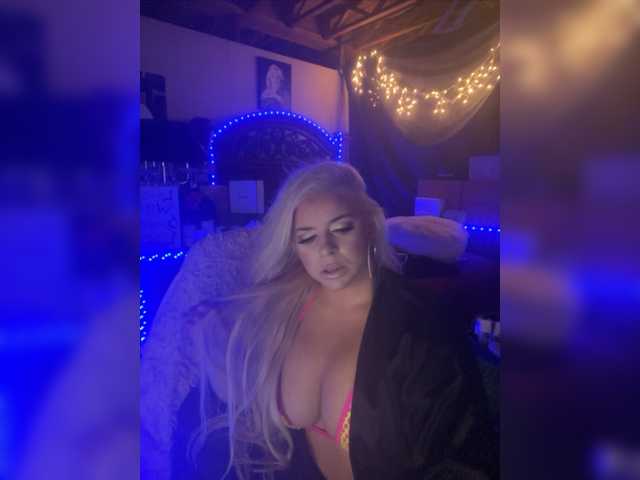 Live sex webcam photo for xtinastar #275480757